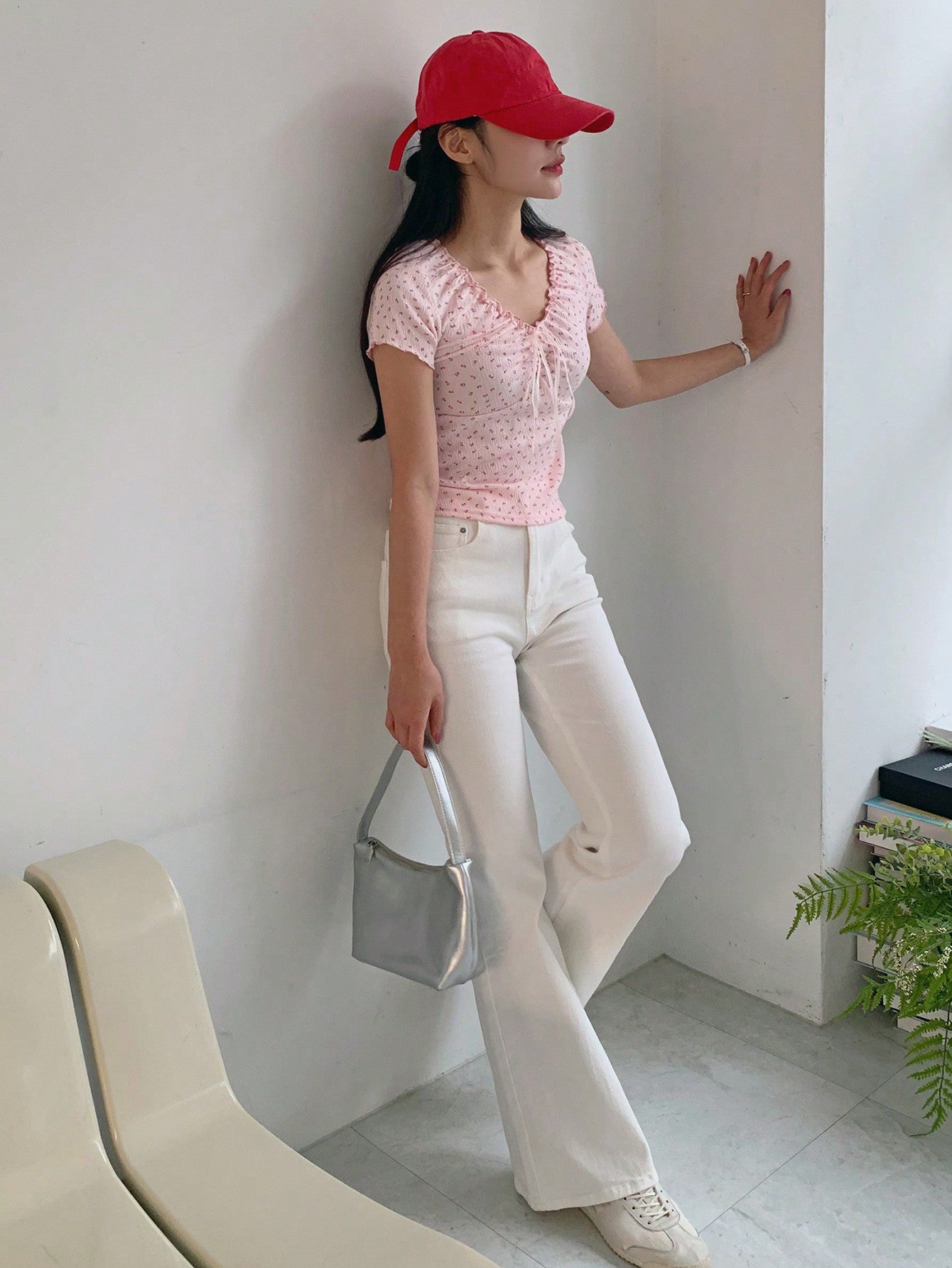 DAZY Camiseta rosa de mujer de ajuste ceñido con cuello en V, estampado floral menudo y lazo en la cintura - Tops lindos