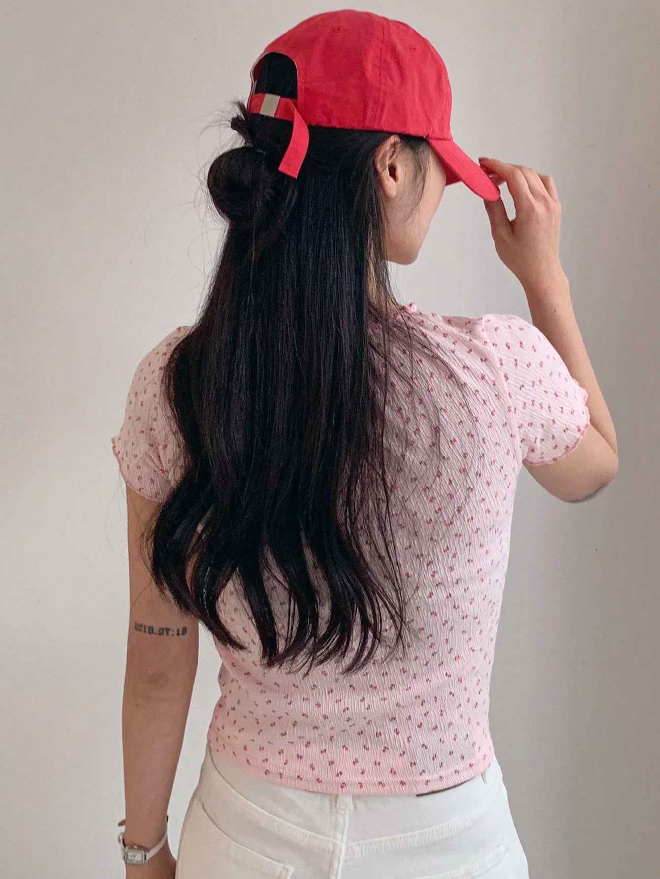 DAZY Camiseta rosa de mujer de ajuste ceñido con cuello en V, estampado floral menudo y lazo en la cintura - Tops lindos