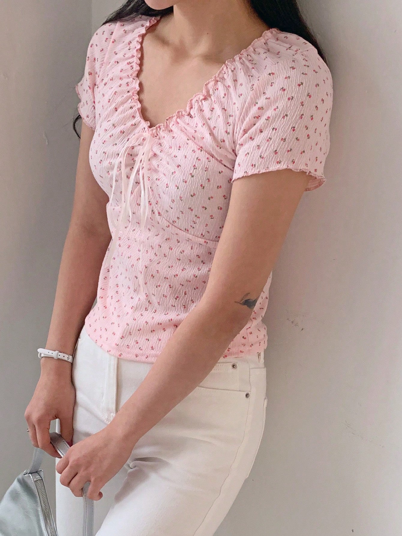 DAZY Camiseta rosa de mujer de ajuste ceñido con cuello en V, estampado floral menudo y lazo en la cintura - Tops lindos