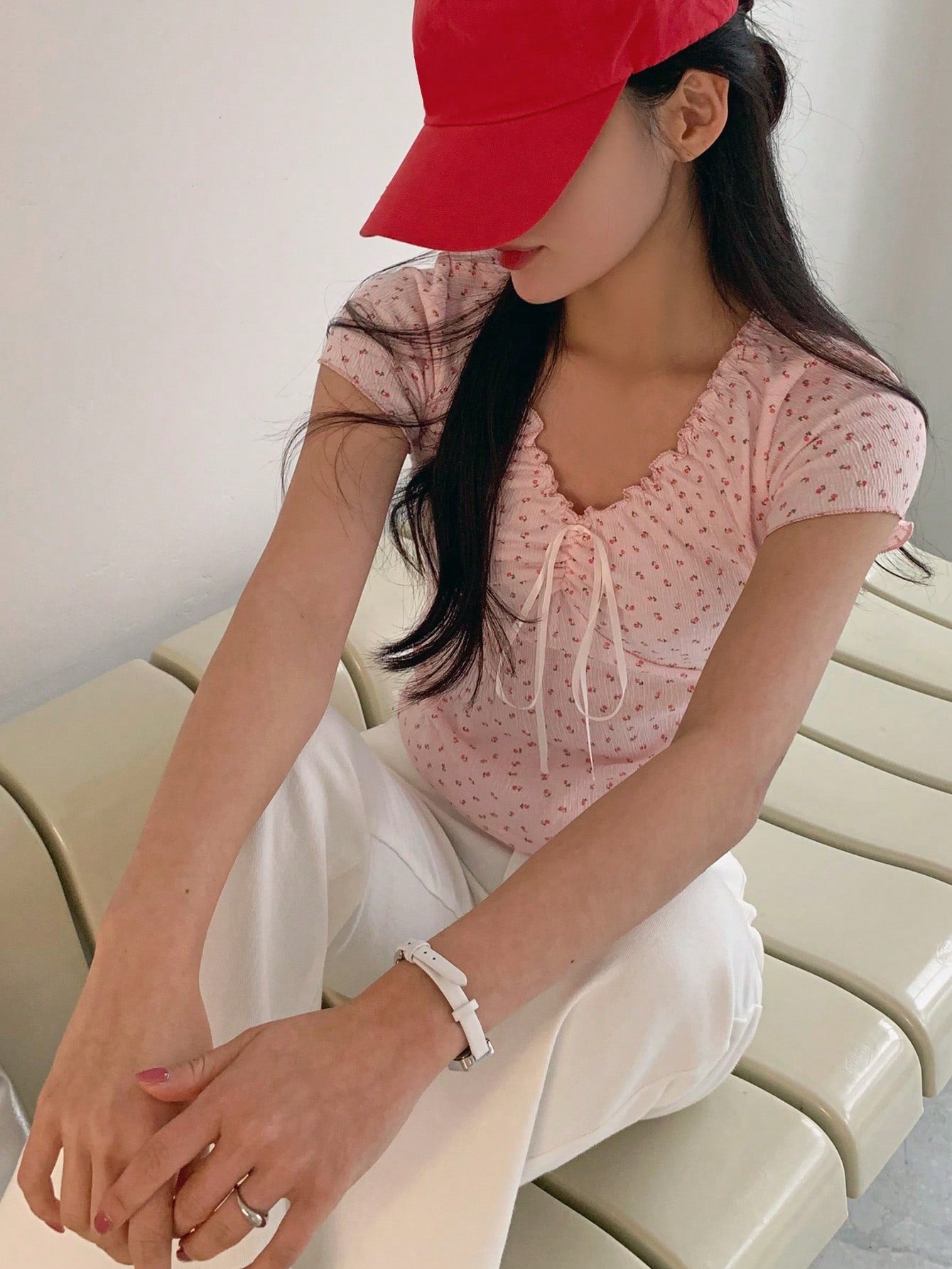DAZY Camiseta rosa de mujer de ajuste ceñido con cuello en V, estampado floral menudo y lazo en la cintura - Tops lindos