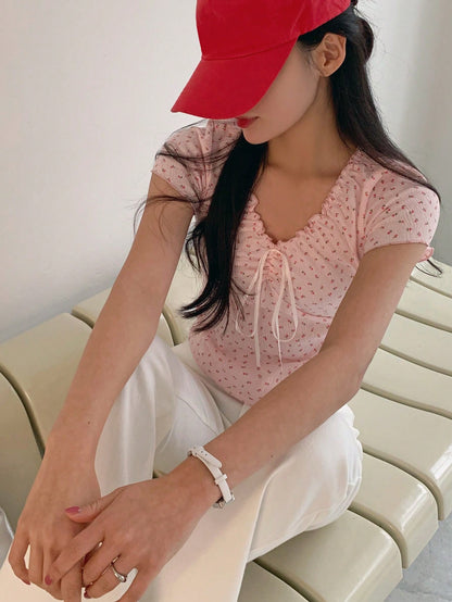 DAZY Camiseta rosa de mujer de ajuste ceñido con cuello en V, estampado floral menudo y lazo en la cintura - Tops lindos