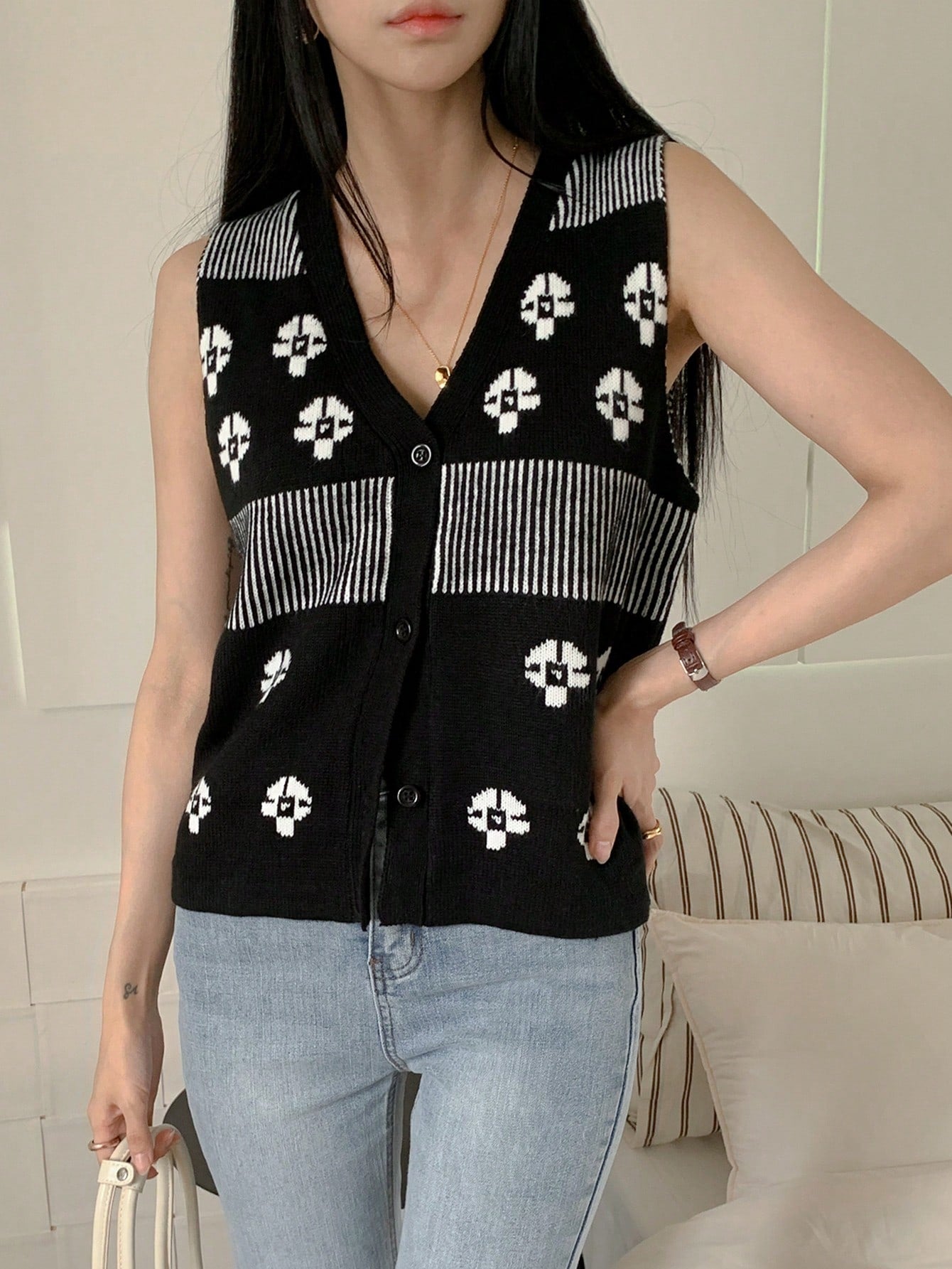 DAZY Chaleco de mujer ajustado de punto jacquard con estampado floral, sin mangas y cuello en V, color negro
