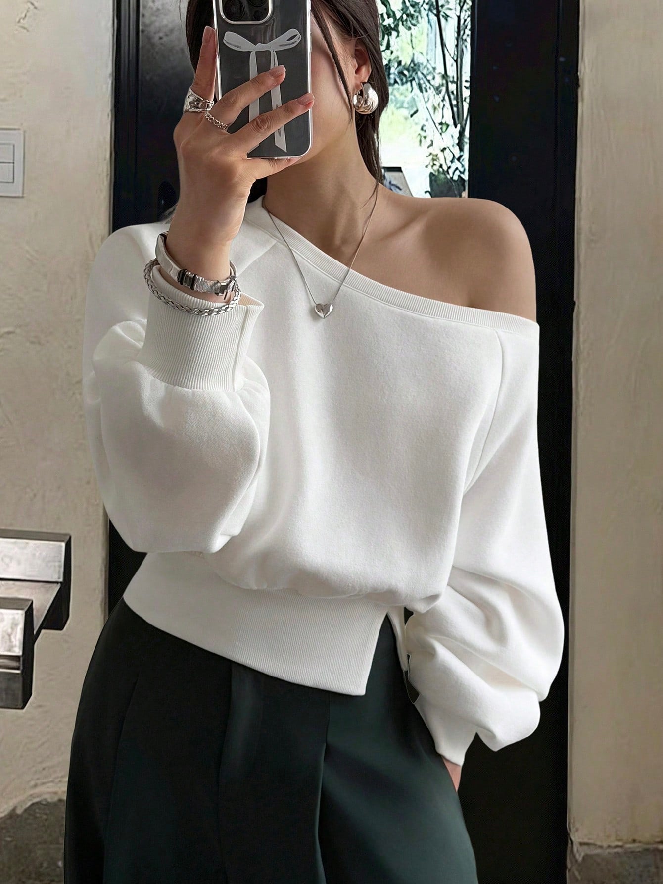 DAZY Sudadera corta ajustada con hombros oblicuos para mujer