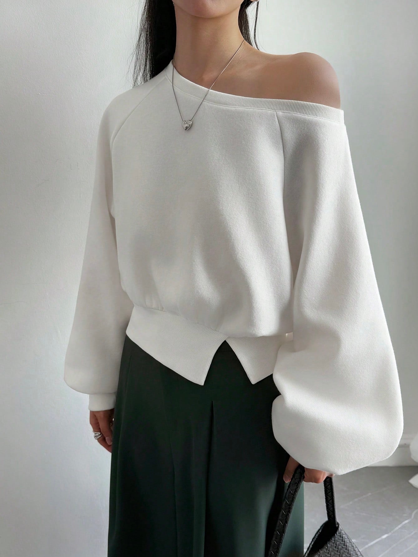 DAZY Sudadera corta ajustada con hombros oblicuos para mujer