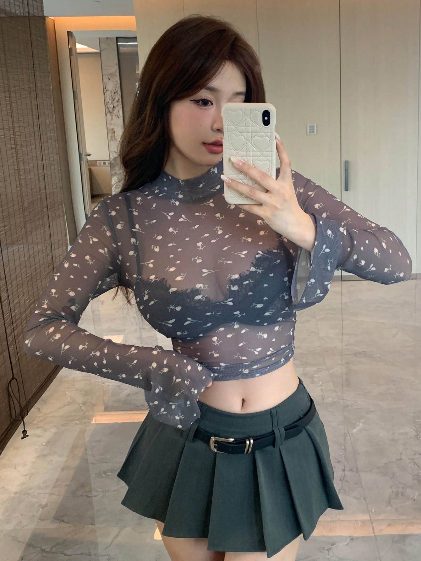 DAZY Top corto de malla con estampado total y cuello alto transparente