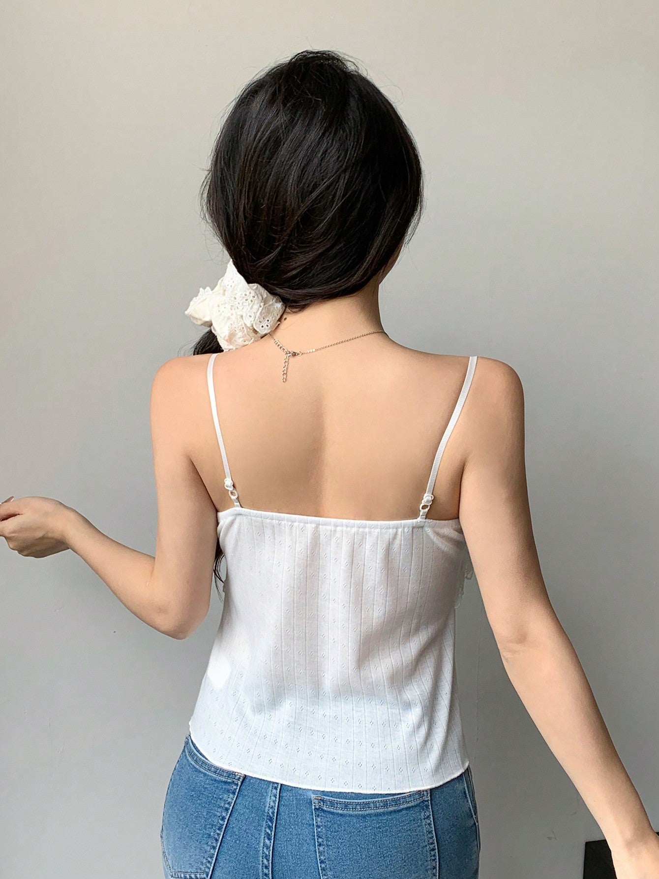 DAZY Top de espagueti con ribete de volantes y encaje de unicolor para mujer