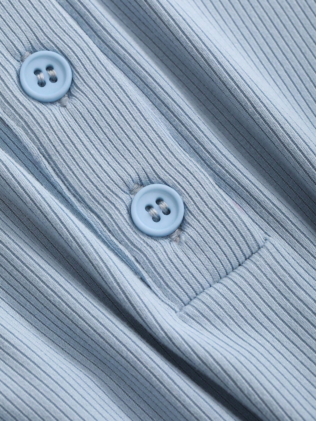 Dazy Designer Camiseta de mujer con manga corta, cierre de botones y cuello de color contrastante, para el verano