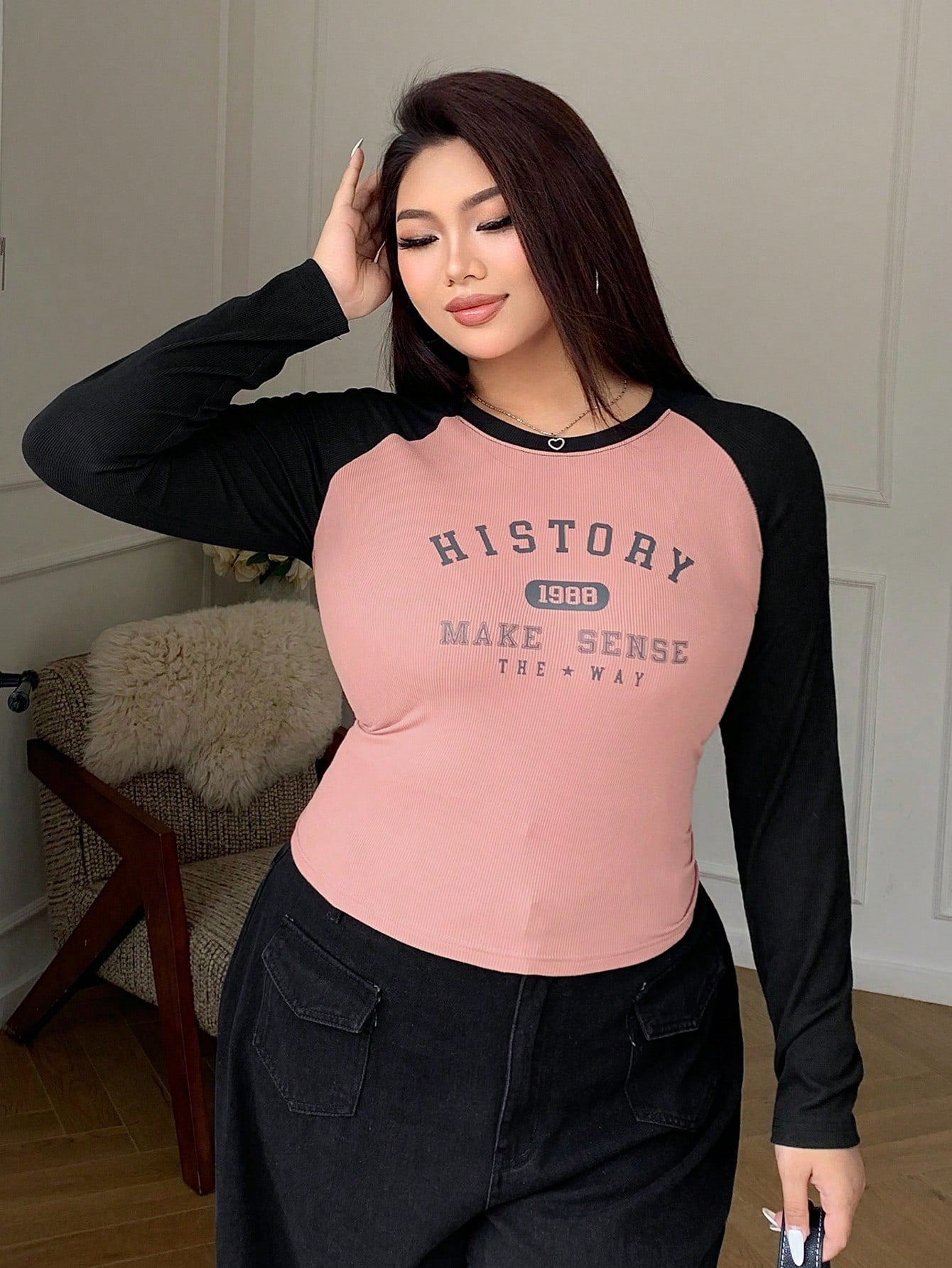Dazy Petite Plus Camiseta corta ajustada con bloque de color y estampado de letras, ropa de otoño para mujer con manga larga