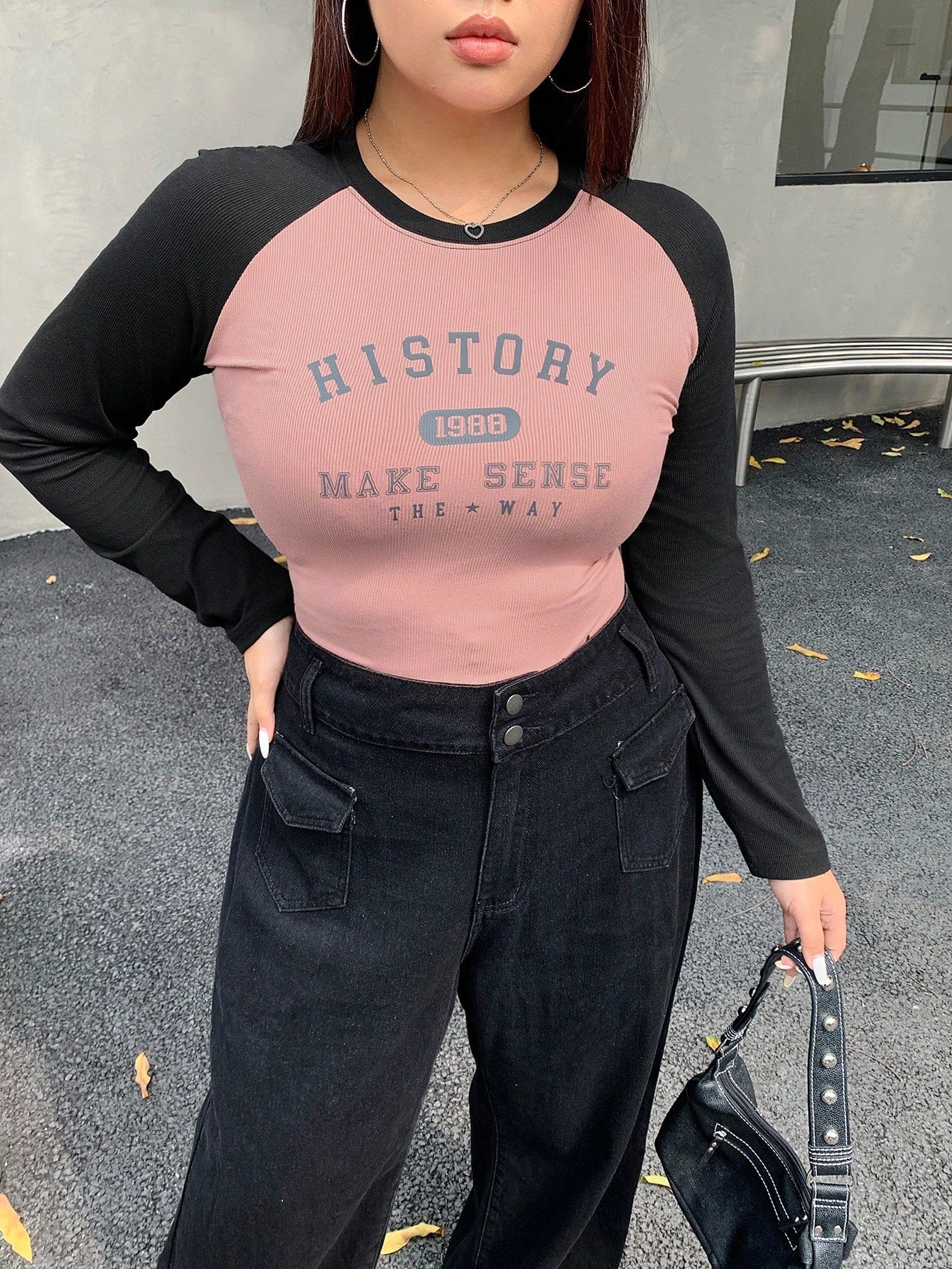 Dazy Petite Plus Camiseta corta ajustada con bloque de color y estampado de letras, ropa de otoño para mujer con manga larga