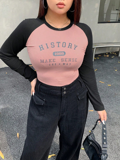 Dazy Petite Plus Camiseta corta ajustada con bloque de color y estampado de letras, ropa de otoño para mujer con manga larga