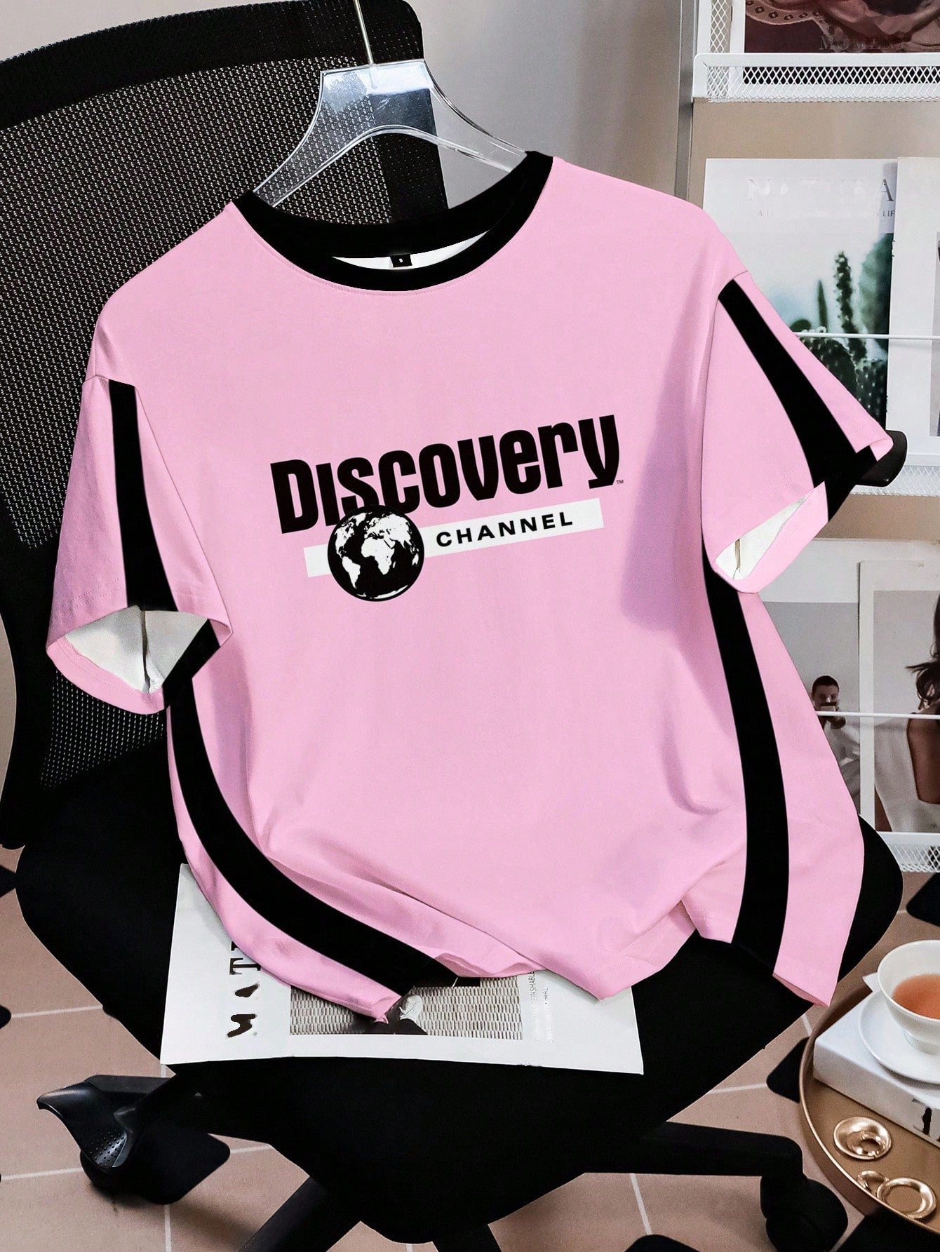 Discovery X SHEIN Camiseta de mujer con gráfico de letra y cuello redondo de manga corta con contraste de color