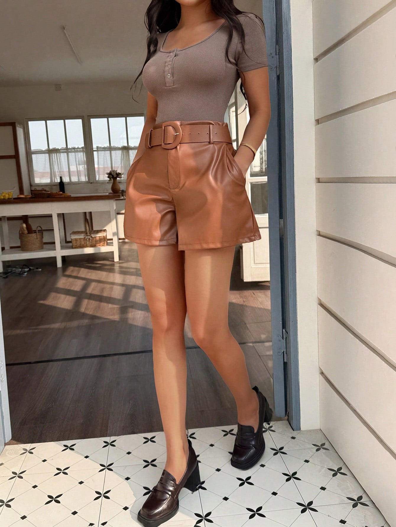 EARO Esencial chic para vacaciones de verano | Shorts de cuero de talle alto marrón para mujer con cinturón anudado, shorts de línea A, estilizadores y versátiles para fiestas en la playa