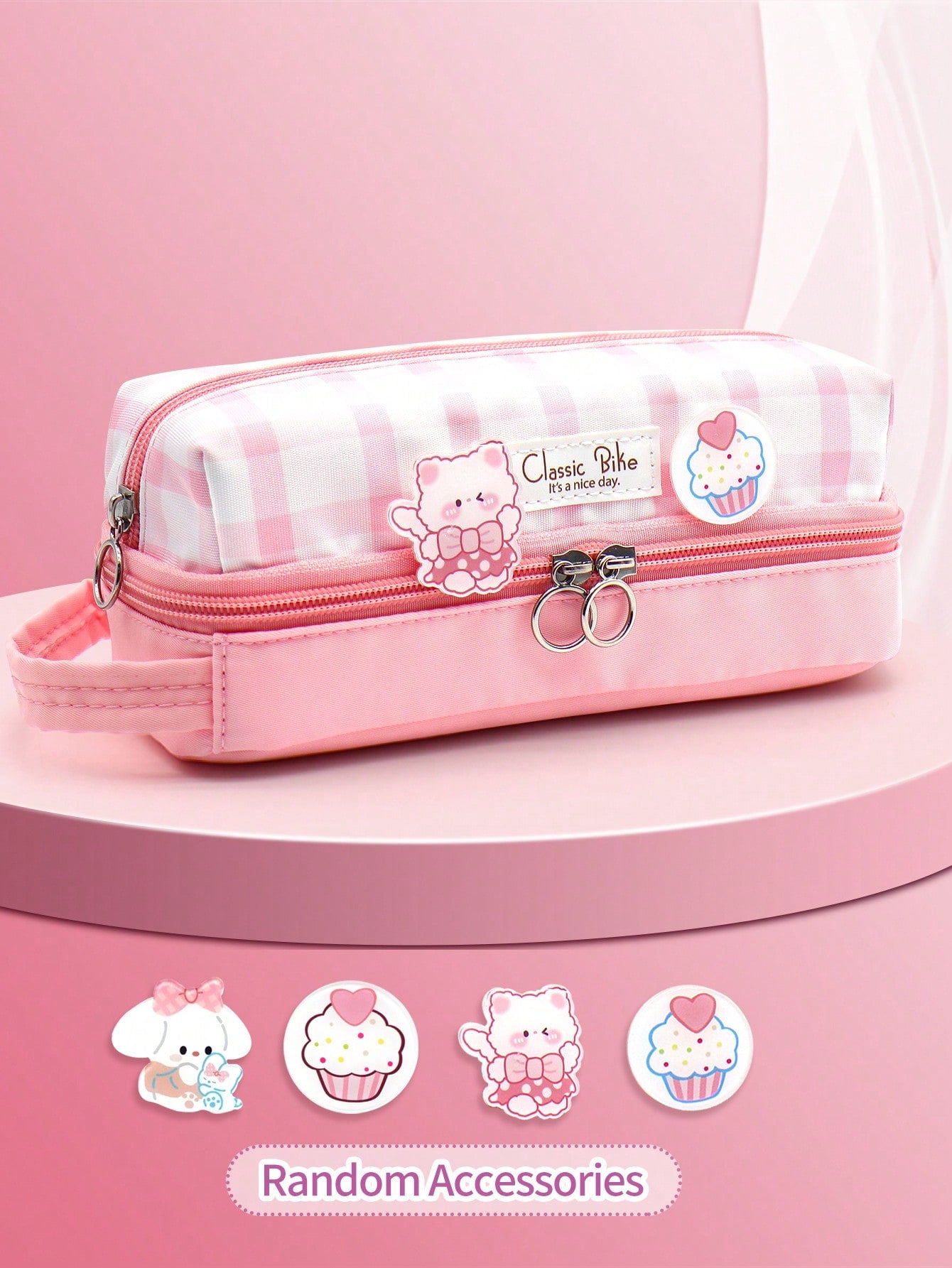 Estuche para lápices con insignia bonita de estilo de niña de dibujos animados (los accesorios se enviarán al azar)