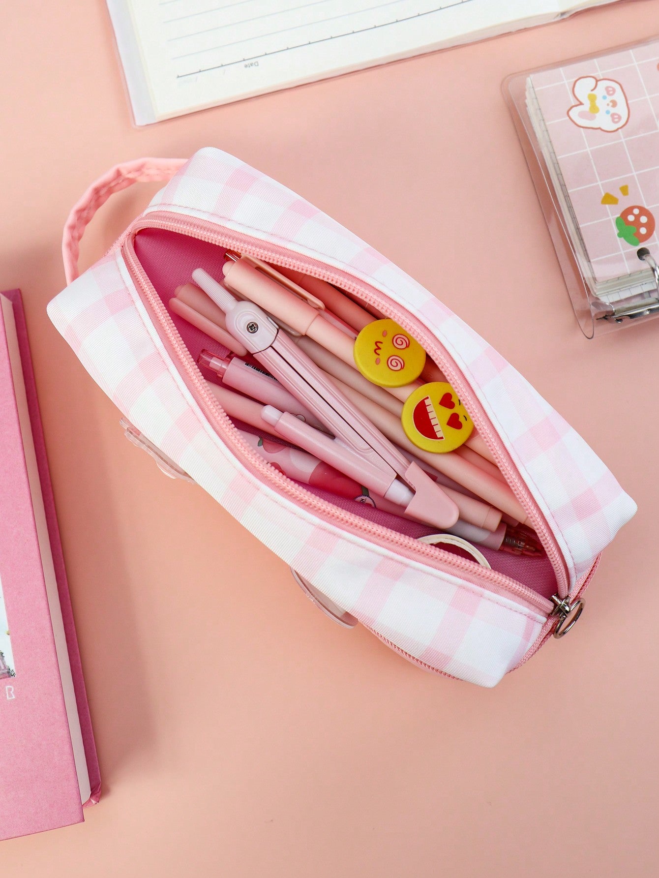 Estuche para lápices con insignia bonita de estilo de niña de dibujos animados (los accesorios se enviarán al azar)