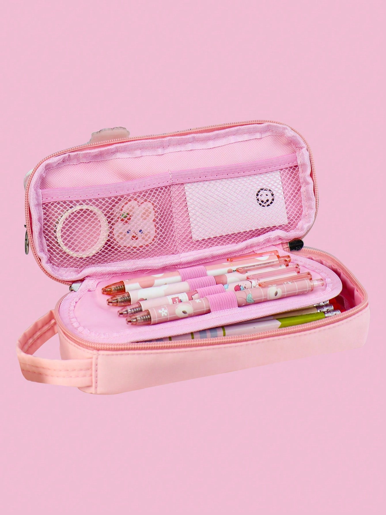 Estuche para lápices con insignia bonita de estilo de niña de dibujos animados (los accesorios se enviarán al azar)