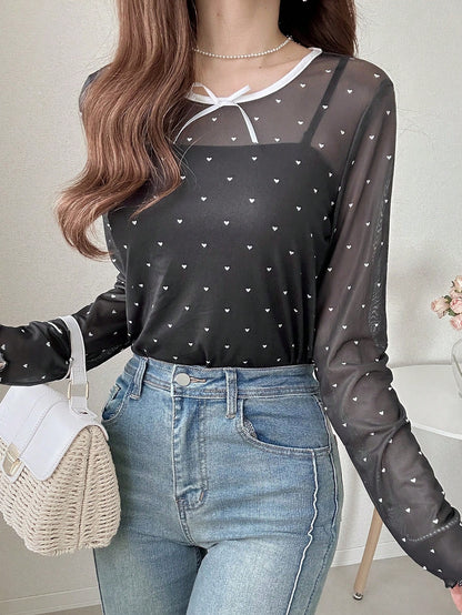 FRIFUL Blusa transparente de manga larga con estampado de corazón y decoración de lazo para mujer