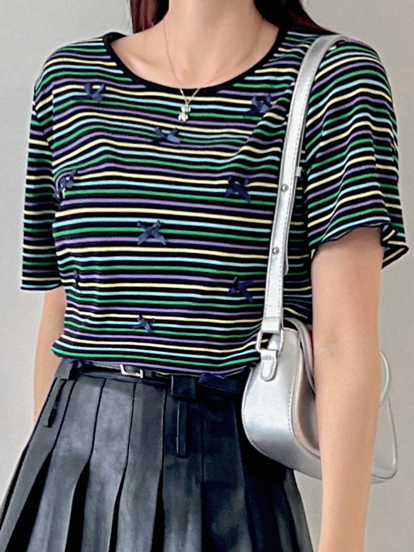 FRIFUL Camiseta de mujer de cuello redondo a rayas con lazo y parches ajustada