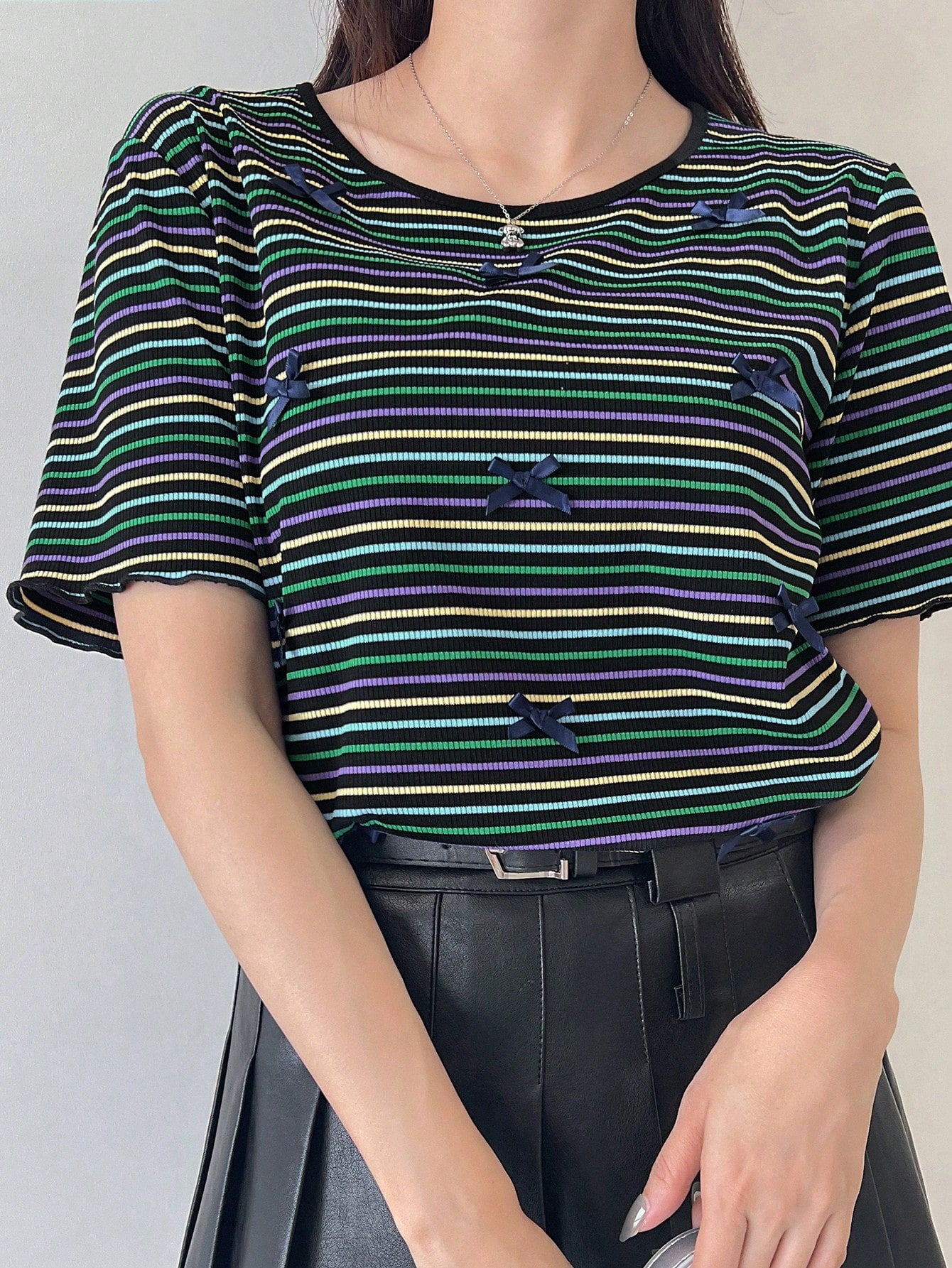 FRIFUL Camiseta de mujer de cuello redondo a rayas con lazo y parches ajustada