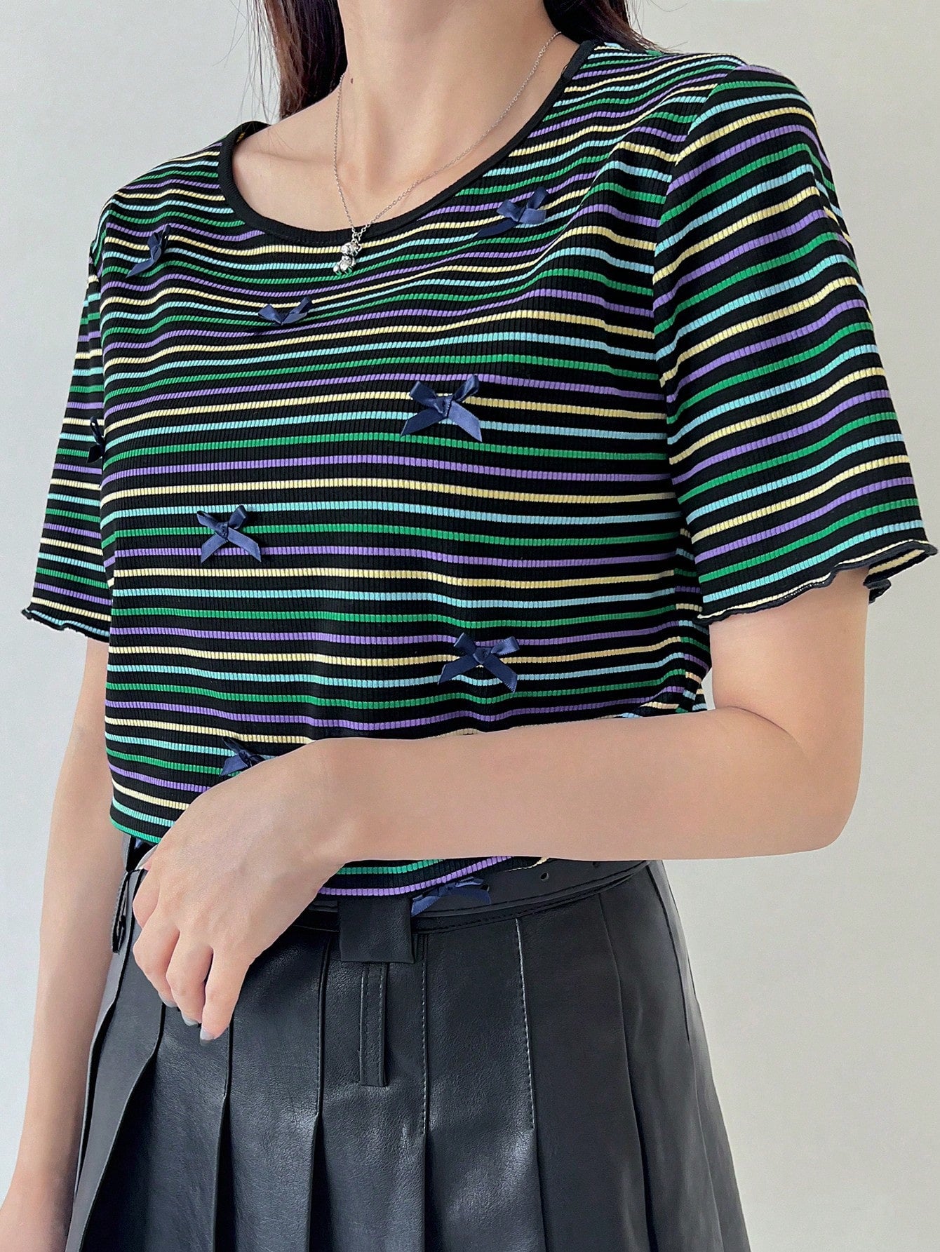 FRIFUL Camiseta de mujer de cuello redondo a rayas con lazo y parches ajustada