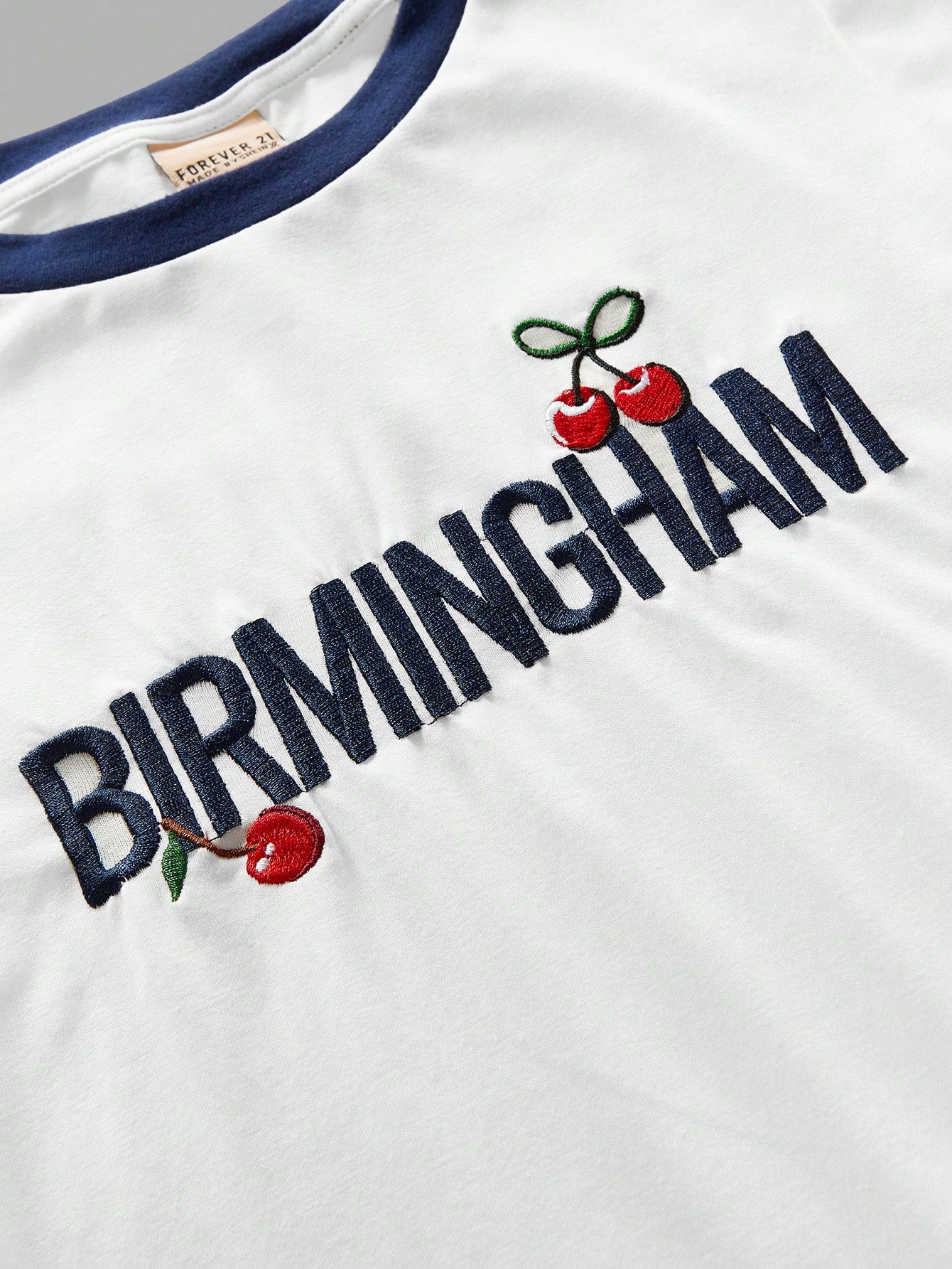 Forever 21 Camiseta ajustada a todo juego con cuello redondo, bloque de color, patrón bordado de cereza, nueva para otoño e invierno