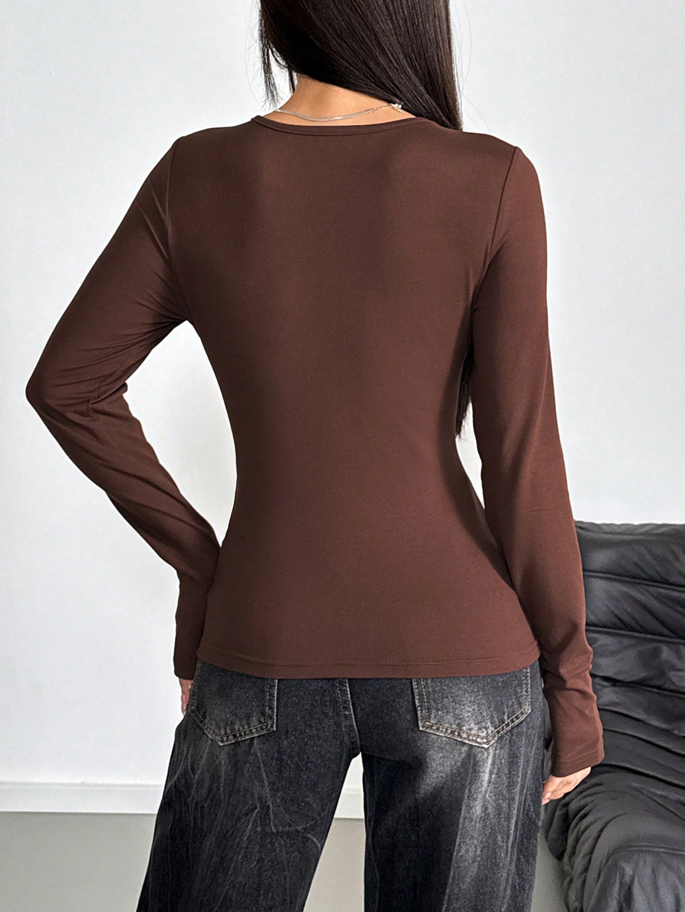 Franclia Camiseta de manga larga de moda y versátil, cuello redondo plateado perforado, diseño fruncido, ajuste ceñido, adecuado para mujeres