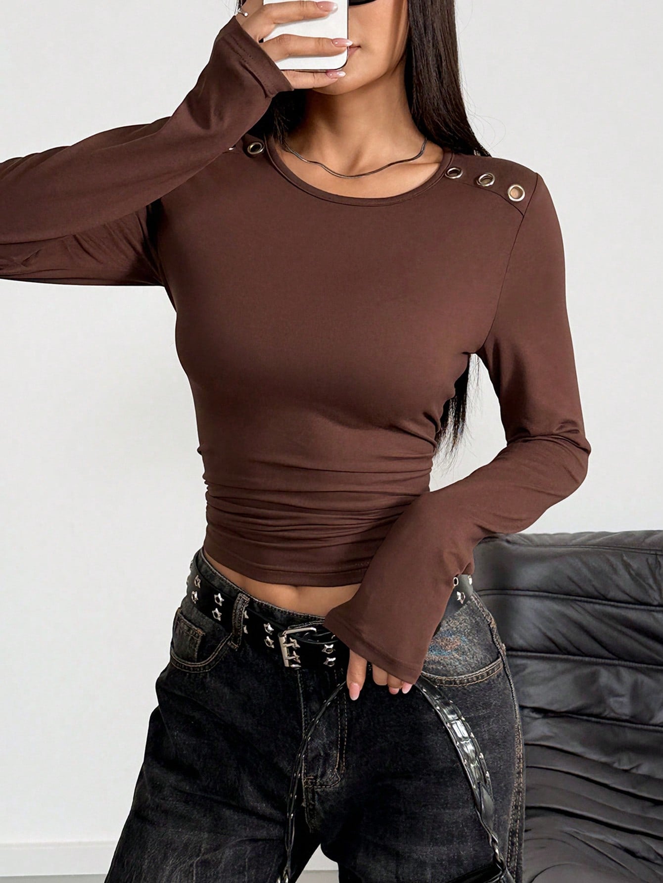 Franclia Camiseta de manga larga de moda y versátil, cuello redondo plateado perforado, diseño fruncido, ajuste ceñido, adecuado para mujeres