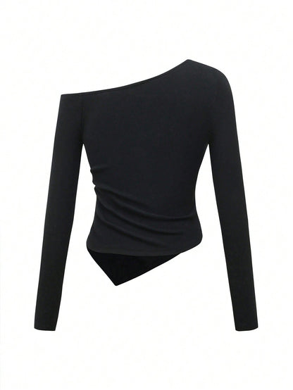 Franclia Camiseta de mujer de color negro sólido de terciopelo con cuello off-shoulder, decoración de ojal de metal, ajuste ceñido, pliegues en la cintura lateral, bajo irregular, mangas largas. Gótico, individual, casua
