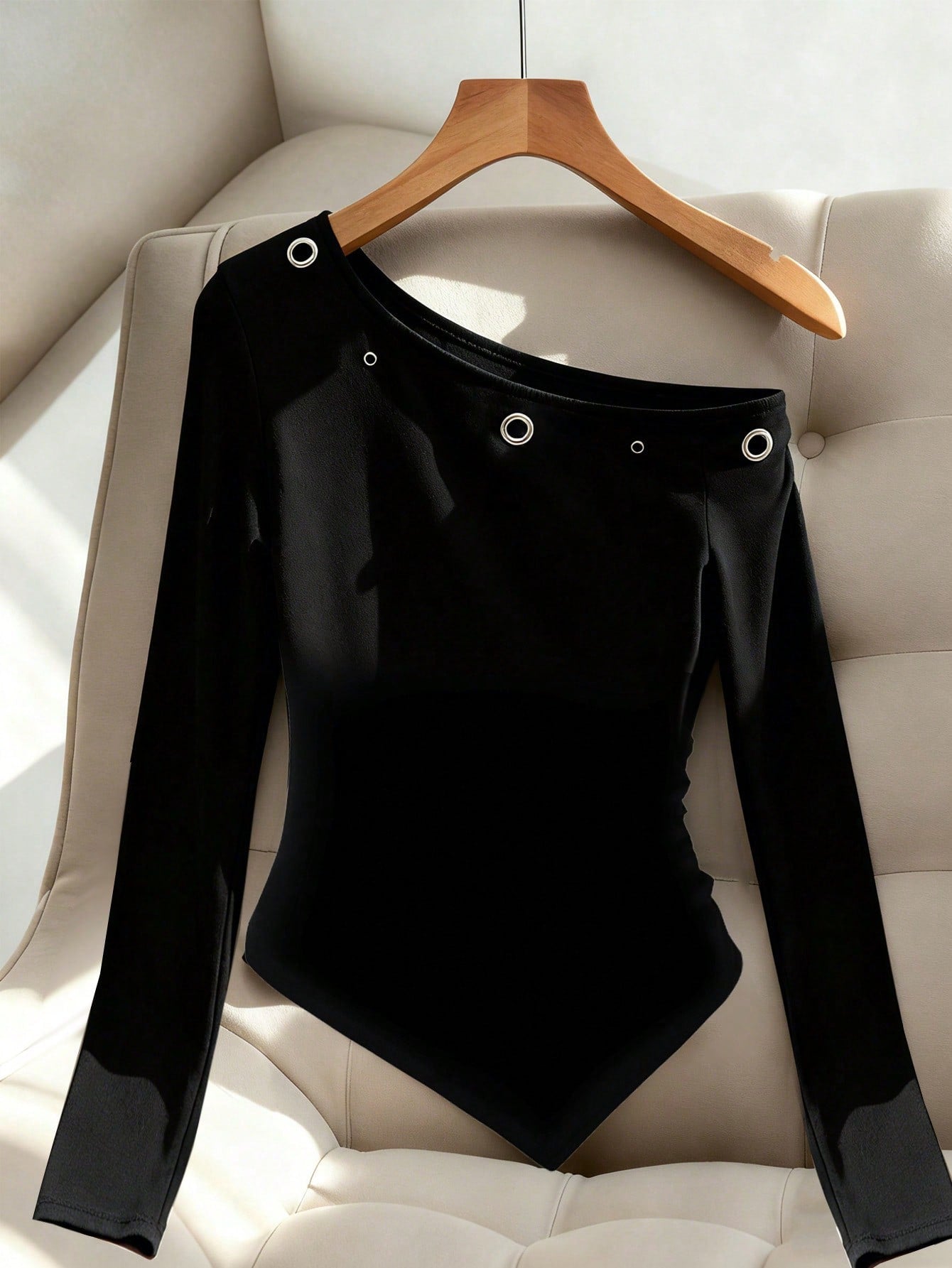 Franclia Camiseta de mujer de color negro sólido de terciopelo con cuello off-shoulder, decoración de ojal de metal, ajuste ceñido, pliegues en la cintura lateral, bajo irregular, mangas largas. Gótico, individual, casua