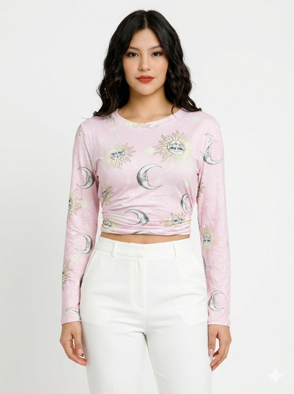 Elegante Crop Top de Manga Larga con Estampado Místico de Soles y Lunas, Espalda Abierta con Delicado Amarre y Detalle de Drapeado Frontal para un Estilo Aesthetic Único.