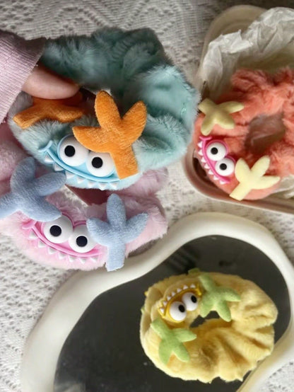 Joivida 4 piezas Lazos para el cabello de peluche de monstruo lindo para mujeres - Scrunchies de pelo suaves y esponjosos en colores surtidos (azul, verde, rosa, amarillo) - Bandas elásticas para el cabello con estilo de