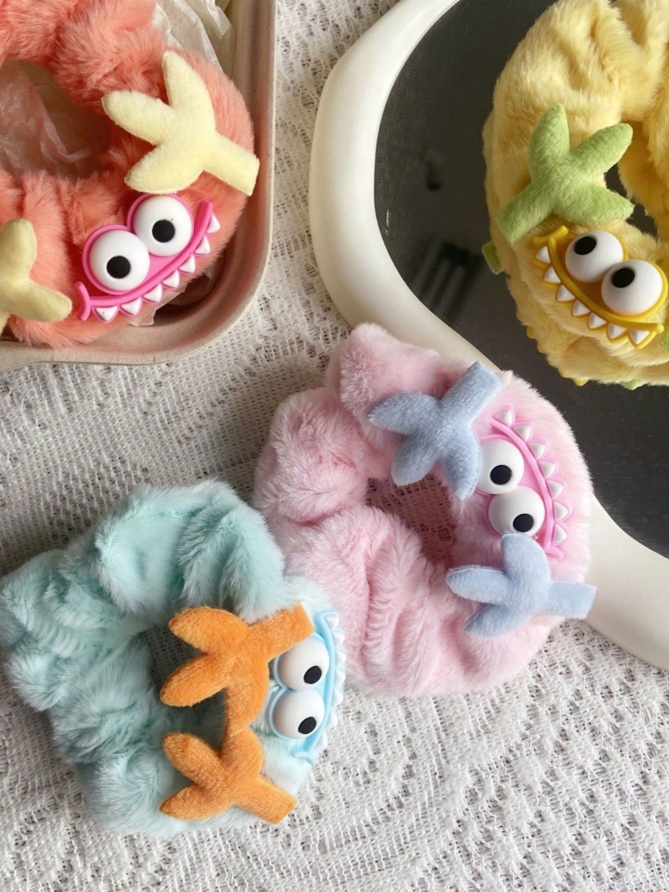 Joivida 4 piezas Lazos para el cabello de peluche de monstruo lindo para mujeres - Scrunchies de pelo suaves y esponjosos en colores surtidos (azul, verde, rosa, amarillo) - Bandas elásticas para el cabello con estilo de