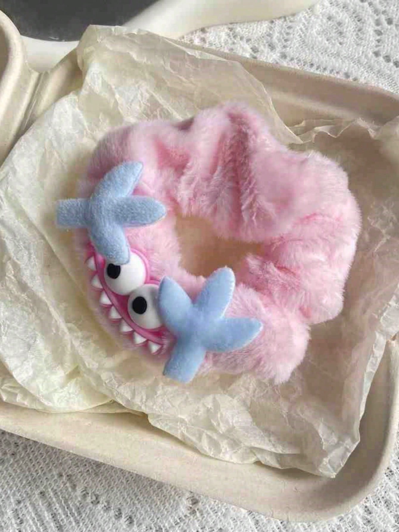 Joivida 4 piezas Lazos para el cabello de peluche de monstruo lindo para mujeres - Scrunchies de pelo suaves y esponjosos en colores surtidos (azul, verde, rosa, amarillo) - Bandas elásticas para el cabello con estilo de