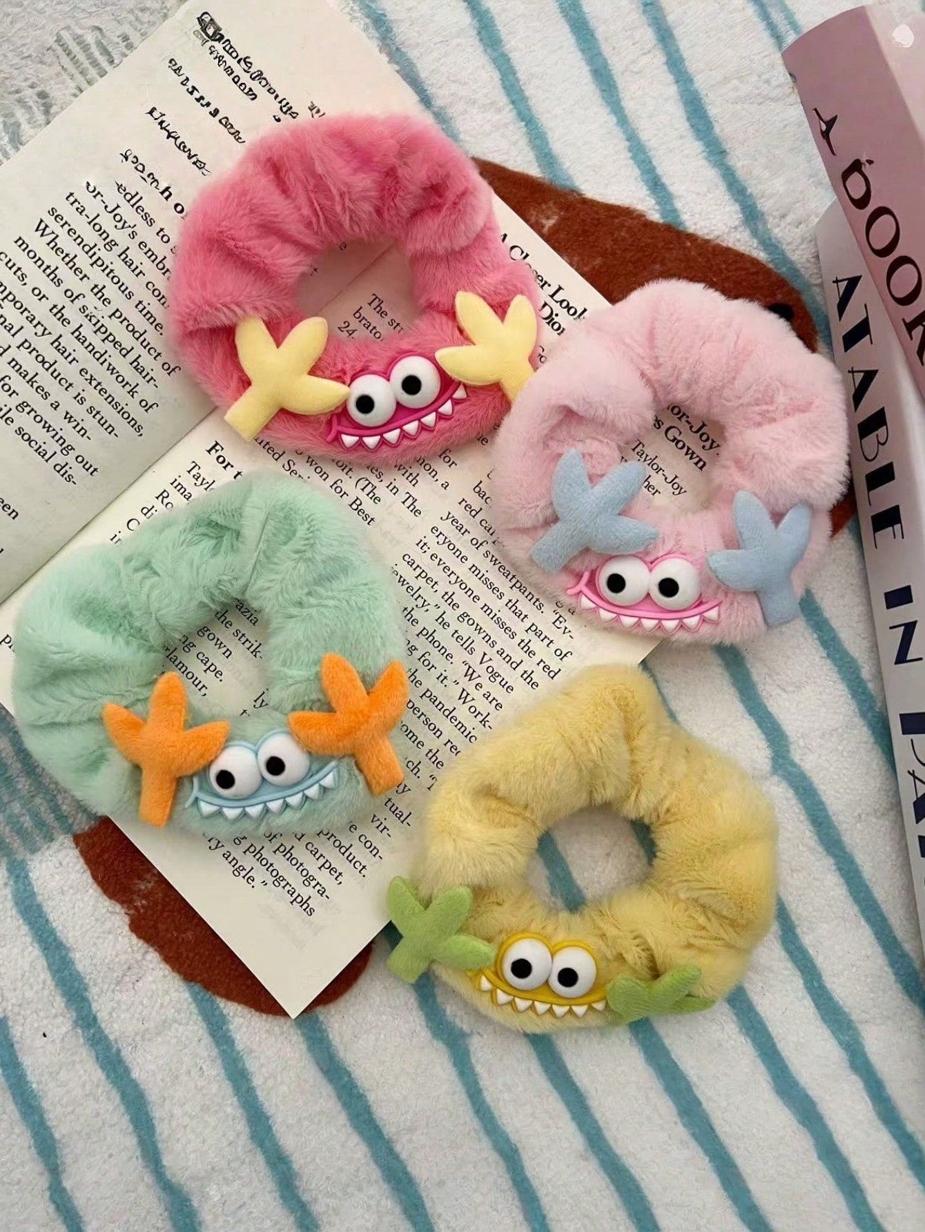 Joivida 4 piezas Lazos para el cabello de peluche de monstruo lindo para mujeres - Scrunchies de pelo suaves y esponjosos en colores surtidos (azul, verde, rosa, amarillo) - Bandas elásticas para el cabello con estilo de