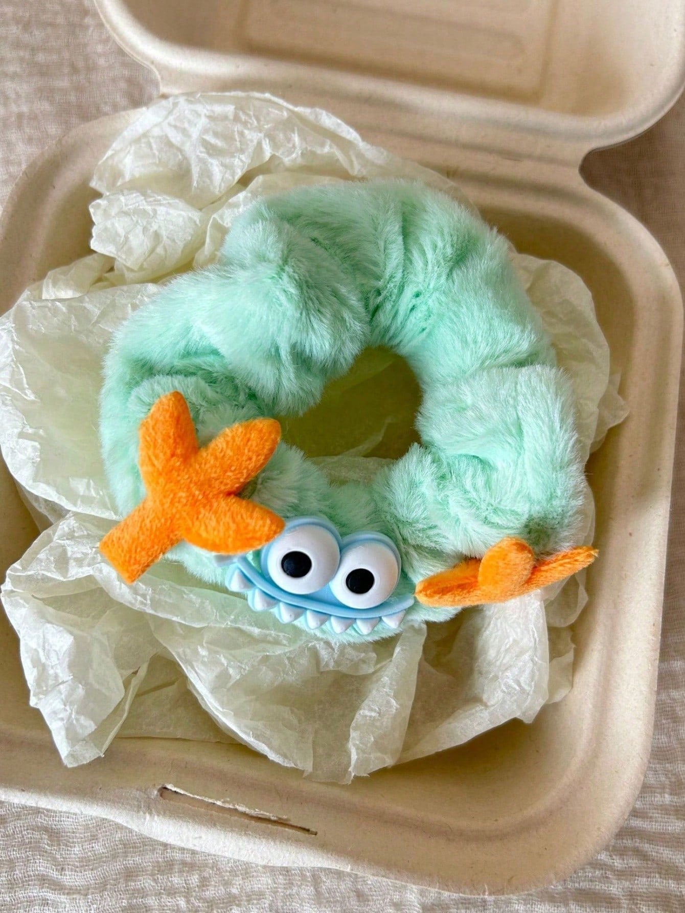 Joivida 4 piezas Lazos para el cabello de peluche de monstruo lindo para mujeres - Scrunchies de pelo suaves y esponjosos en colores surtidos (azul, verde, rosa, amarillo) - Bandas elásticas para el cabello con estilo de