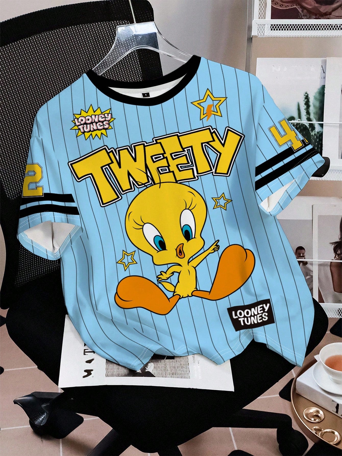 LOONEY TUNES X SHEIN Camiseta suelta de verano con estampado de rayas, letras y números de dibujos animados divertidos y lindos, de estilo deportivo y casual para mujer