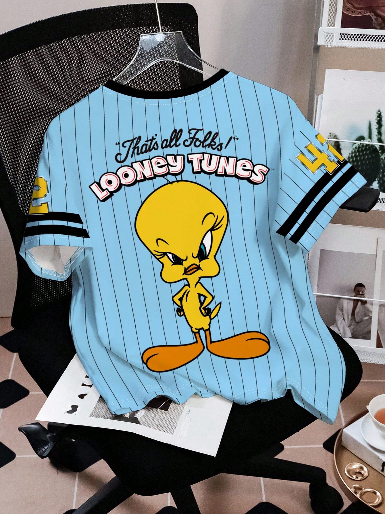 LOONEY TUNES X SHEIN Camiseta suelta de verano con estampado de rayas, letras y números de dibujos animados divertidos y lindos, de estilo deportivo y casual para mujer