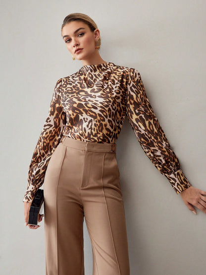 MOTF PREMIUM Blusa con cuello alto, mangas de farol y estampado de leopardo