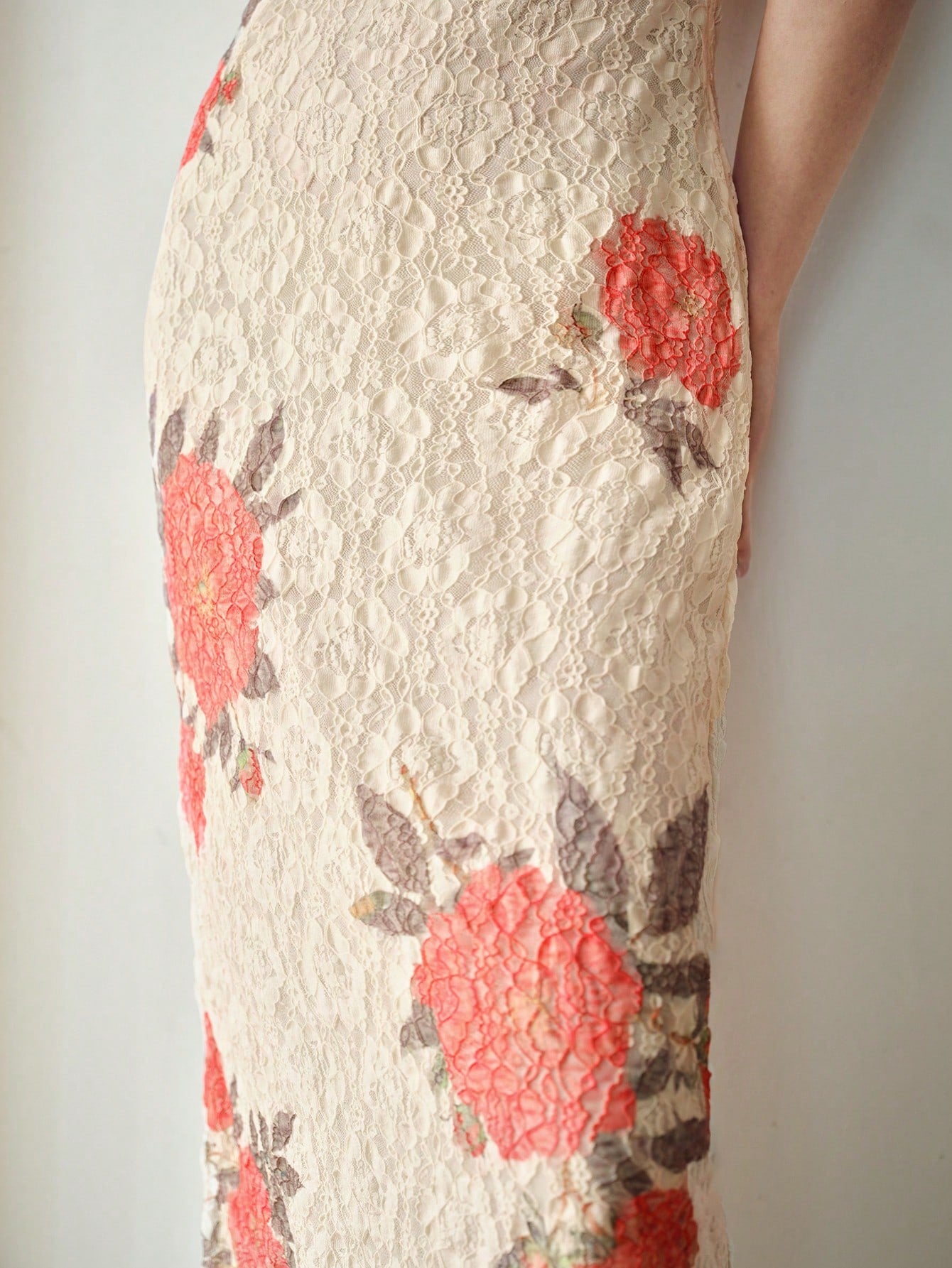 MOTF PREMIUM VESTIDO BOMBACHO CON ESTAMPADO FLORAL, ESCOTE EN V Y CUBIERTA DE ENCAJE