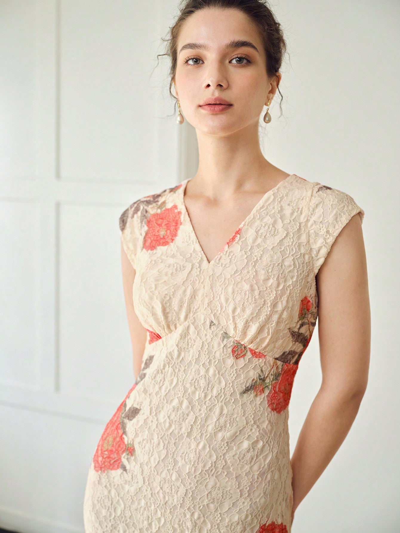 MOTF PREMIUM VESTIDO BOMBACHO CON ESTAMPADO FLORAL, ESCOTE EN V Y CUBIERTA DE ENCAJE