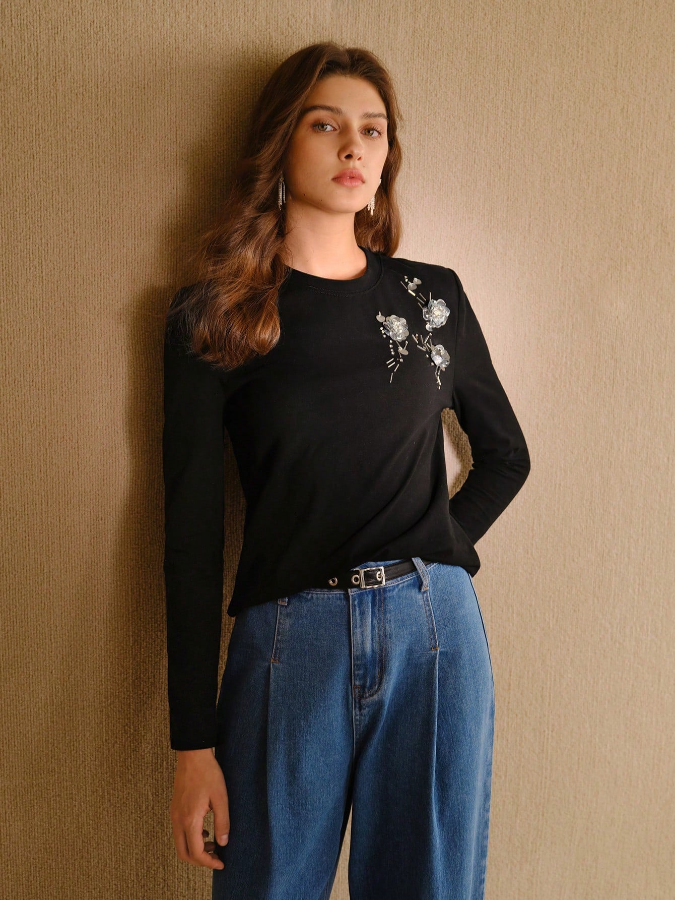 MOTF STUDIO CAMISETA NEGRA CON DETALLES DE LENTEJUELAS DE CONTRASTE