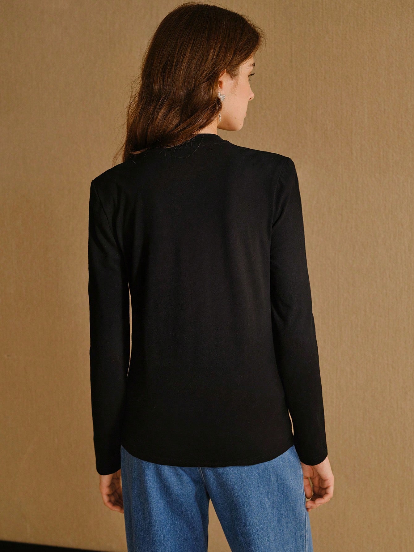 MOTF STUDIO CAMISETA NEGRA CON DETALLES DE LENTEJUELAS DE CONTRASTE