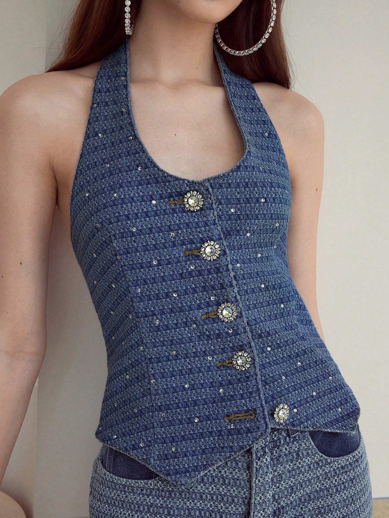 MOTF STUDIO Top de denim con escote de halter con strass