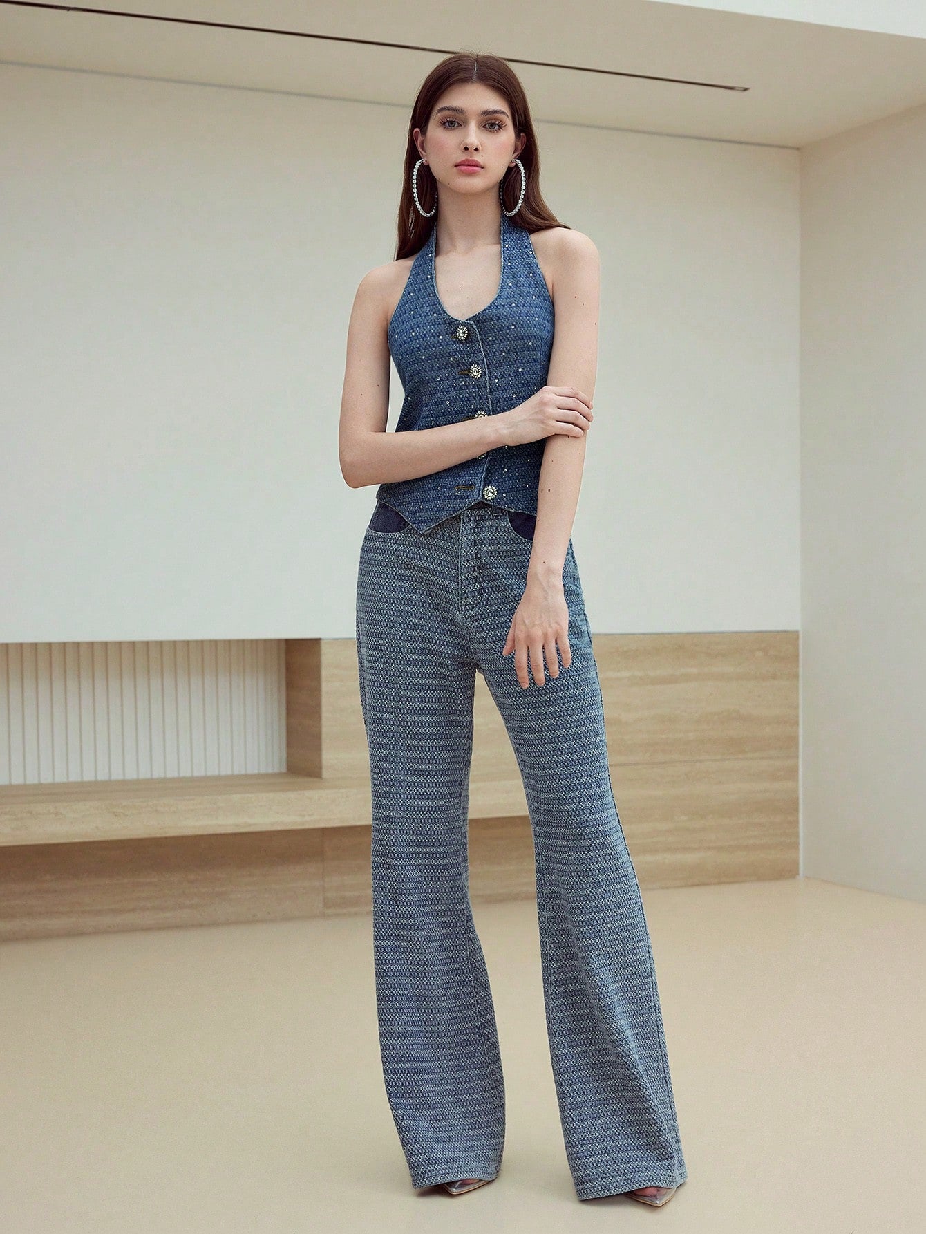 MOTF STUDIO Top de denim con escote de halter con strass