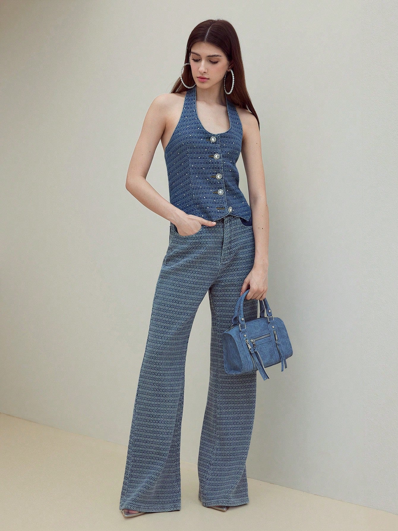 MOTF STUDIO Top de denim con escote de halter con strass
