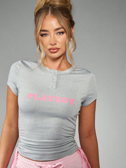 Missguided x Playboy Camiseta deportiva de estilo Henley con detalles de fruncido en los laterales, botones delanteros y mangas cortas, para entrenamiento y moda deportiva