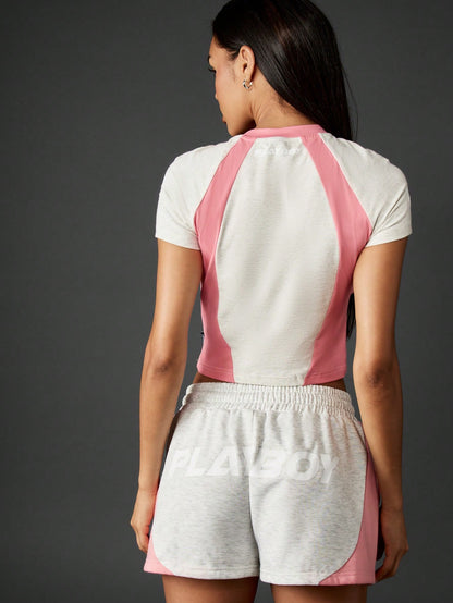 Missguided x Playboy Crop top de manga corta con detalles de panel rosa en contraste y mangas raglán en estilo retro de bloques de color