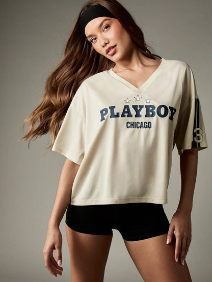 Missguided x Playboy Top corto con cuello en V oversize, estilo de fútbol, con estampado de estrellas universitarias en el pecho, para uso casual, de fin de semana y streetwear básico de otoño