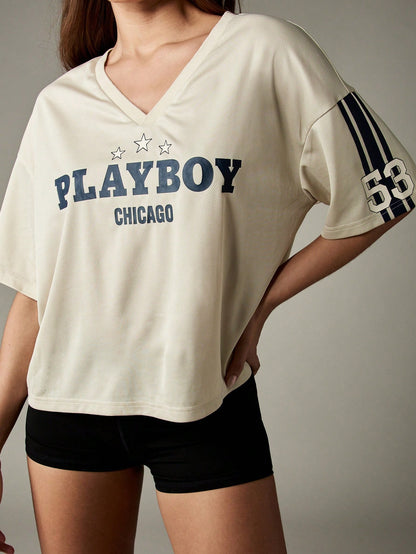 Missguided x Playboy Top corto con cuello en V oversize, estilo de fútbol, con estampado de estrellas universitarias en el pecho, para uso casual, de fin de semana y streetwear básico de otoño