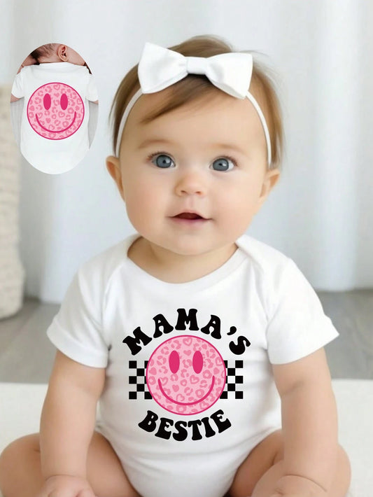 Mono de manga corta con triángulo de eslogan de letra de impresión de cara sonriente de dibujos animados linda para bebé niña