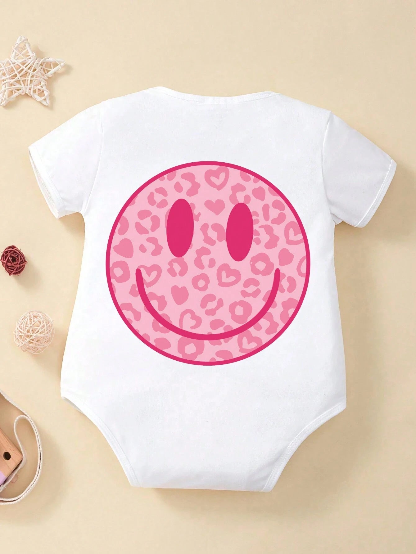 Mono de manga corta con triángulo de eslogan de letra de impresión de cara sonriente de dibujos animados linda para bebé niña